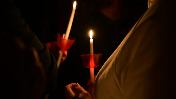 Σασπένς με το Άγιο Φως – Ο Μητροπολίτης Θεσσαλονίκης δηλώνει πως δεν είναι απαραίτητο για τους πιστούς