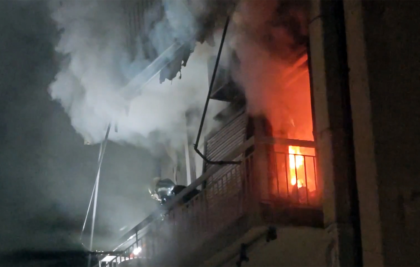 Φρέσκες εικόνες από τη φωτιά στον Ταύρο: Άνδρας ανασύρθηκε αναίσθητος – Καταστράφηκε το διαμέρισμα