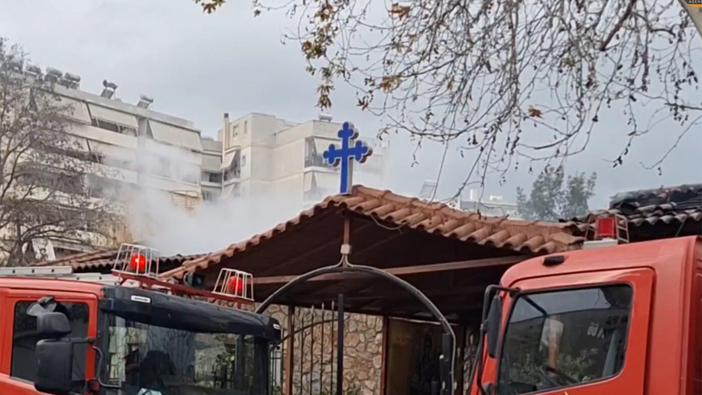 Φωτογραφίες από πυρκαγιά σε αποθήκη εκκλησίας στη Λιοσίων που χρησιμοποιούνταν ως κρυψώνα ναρκωτικών