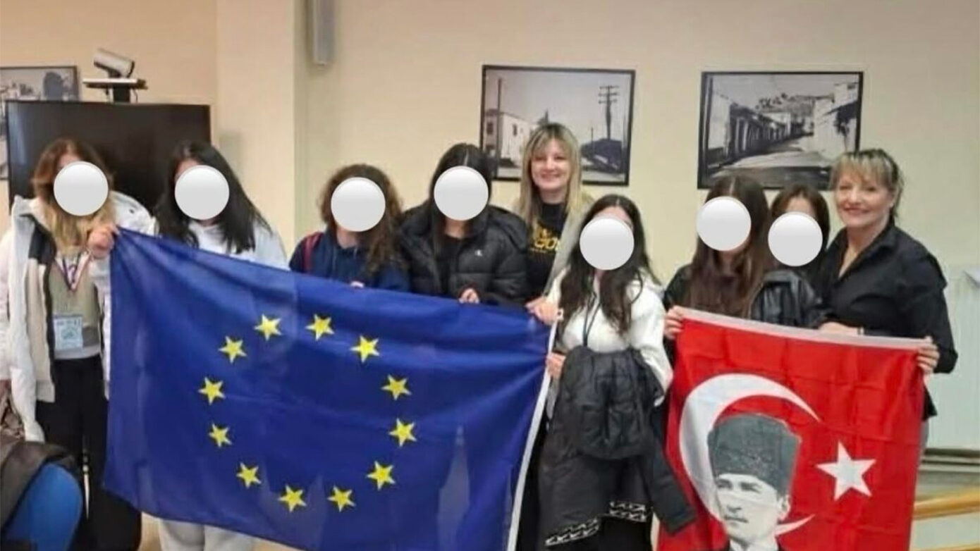 Απίστευτο: Αντιδήμαρχος ποντιακής καταγωγής φωτογραφήθηκε με σημαία του Κεμάλ Ατατούρκ στο δημαρχείο Ελασσόνας