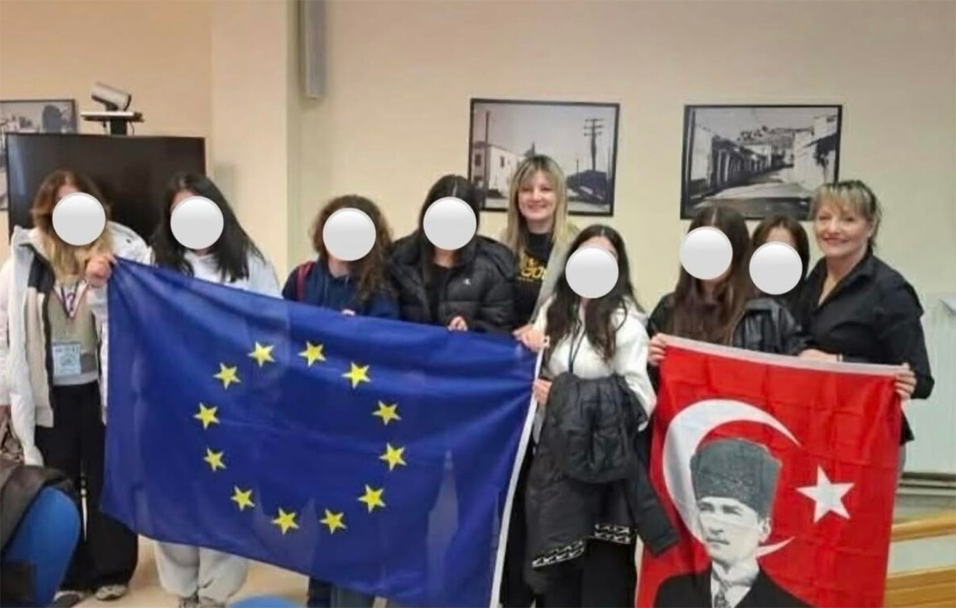 Απίστευτο: Αντιδήμαρχος ποντιακής καταγωγής φωτογραφήθηκε με σημαία του Κεμάλ Ατατούρκ στο δημαρχείο Ελασσόνας