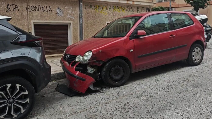 “Η ανεξέλεγκτη κούρσα μεθυσμένης οδηγού στο Παγκράτι: «Προκάλεσε ζημιές σε τρία ΙΧ και μηχανάκι που κατέληξε σε είσοδο πολυκατοικίας»”