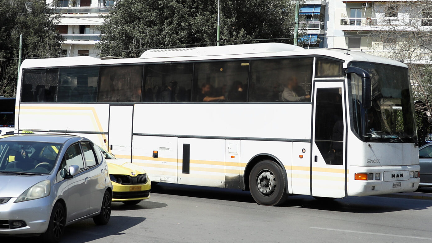 Στην Ευελπίδων οι 38 συλληφθέντες για το δίκτυο παράνομου τζόγου – Εκατομμύρια κέρδη και απάτη παικτών