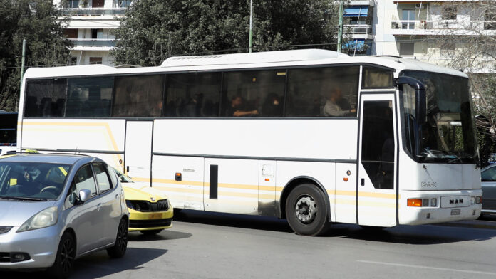 Στην Ευελπίδων οι 38 συλληφθέντες για το δίκτυο παράνομου τζόγου – Εκατομμύρια κέρδη και απάτη παικτών