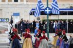 Η μαθητική παρέλαση της 25ης Μαρτίου στην Αθήνα σε πλήρη εξέλιξη – Δείτε εικόνες
