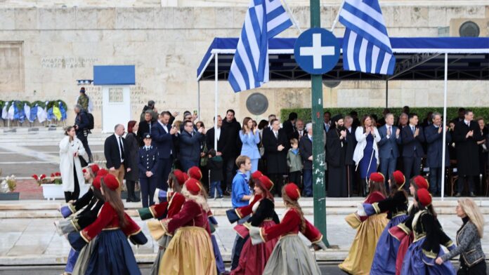 Η μαθητική παρέλαση της 25ης Μαρτίου στην Αθήνα σε πλήρη εξέλιξη – Δείτε εικόνες