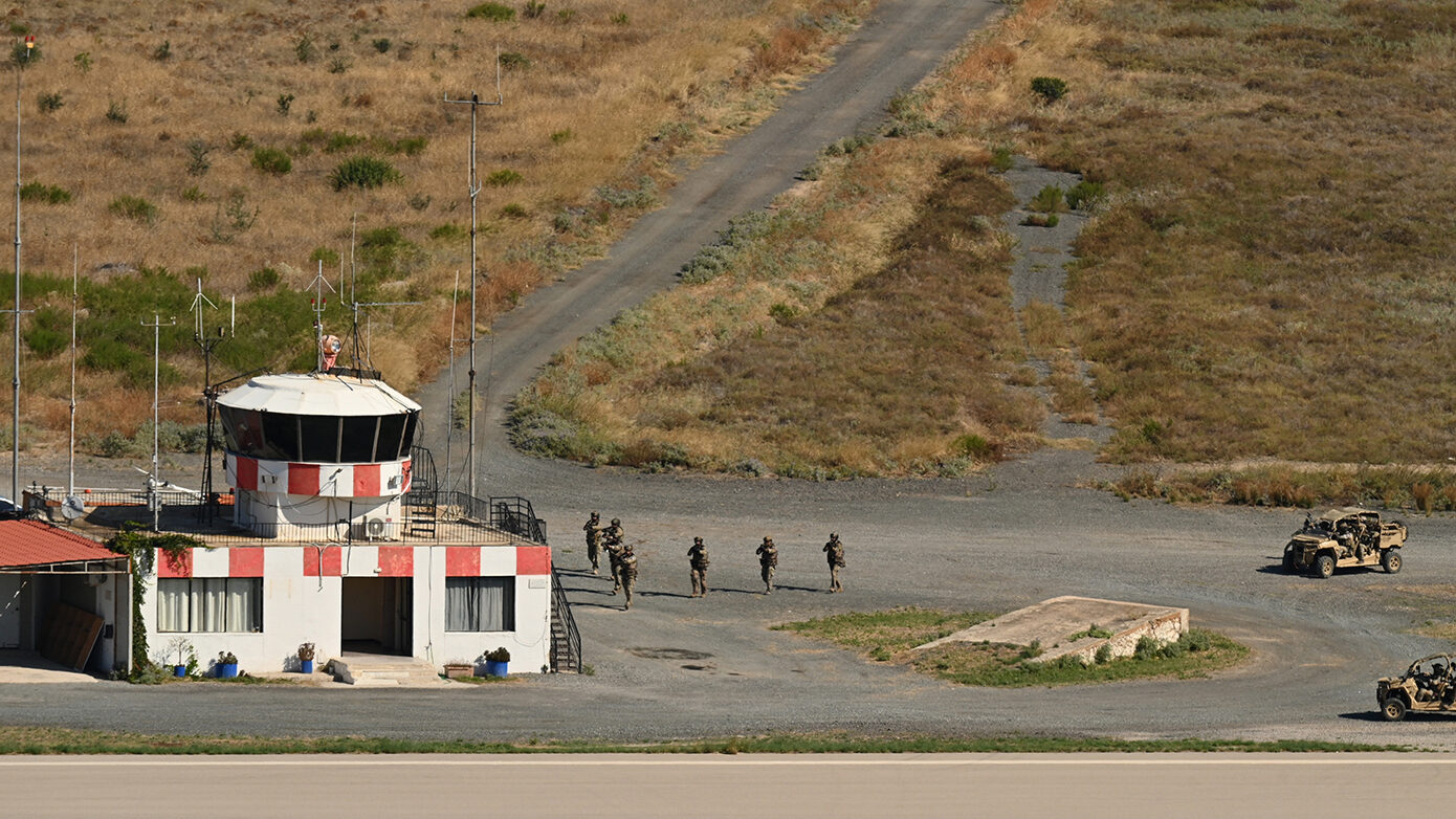 Σύλληψη Ιρακινού στα Μέγαρα – Καταγγελία πολίτη για βιντεοσκόπηση κοντά στη στρατιωτική βάση