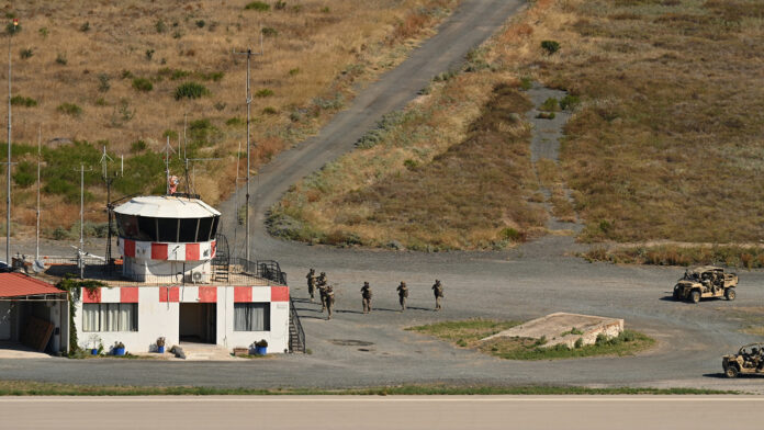 Σύλληψη Ιρακινού στα Μέγαρα – Καταγγελία πολίτη για βιντεοσκόπηση κοντά στη στρατιωτική βάση