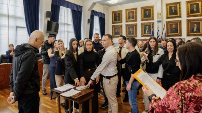 Επίσημη τελετή ορκωμοσίας 30 νέων δημοτικών αστυνομικών στο Δημαρχείο Πειραιά