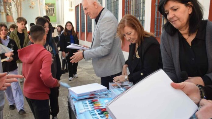 Δ. Περιστερίου: Διανομή τετραδίων της εκστρατείας «Δύναμη είναι το Μαζί»