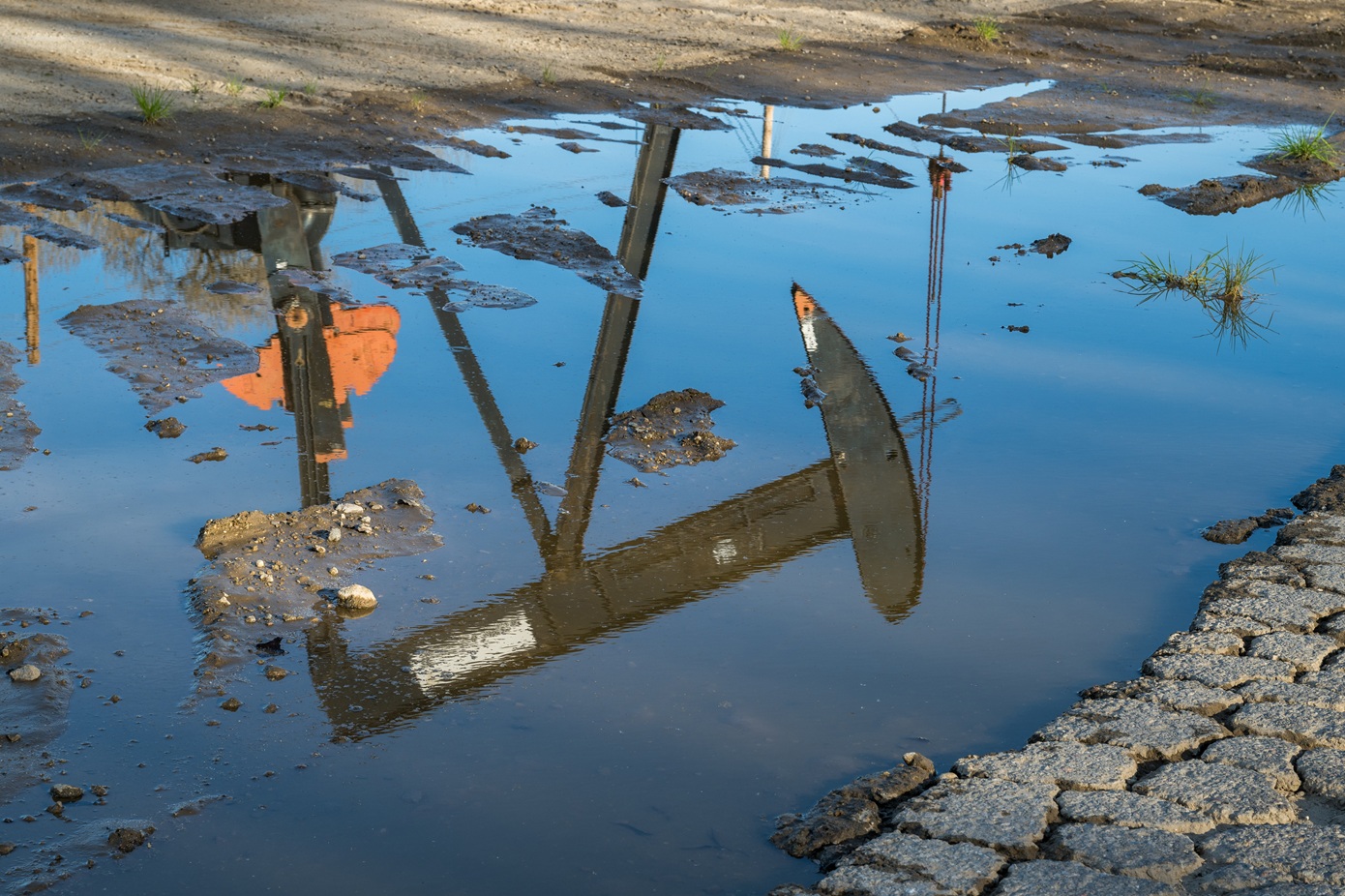 Η τιμή του πετρελαίου αγγίζει τα 100 δολάρια παρά την απελευθέρωση στρατηγικών αποθεμάτων