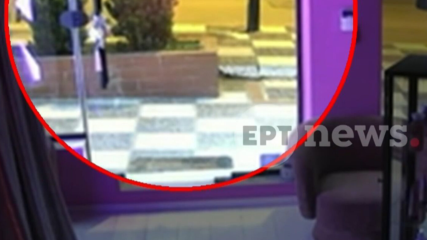 Βίντεο από τη θανατηφόρα σύγκρουση στη Θεσσαλονίκη: Η στιγμή που το αυτοκίνητο χτυπά με ιλιγγιώδη ταχύτητα τον 25χρονο