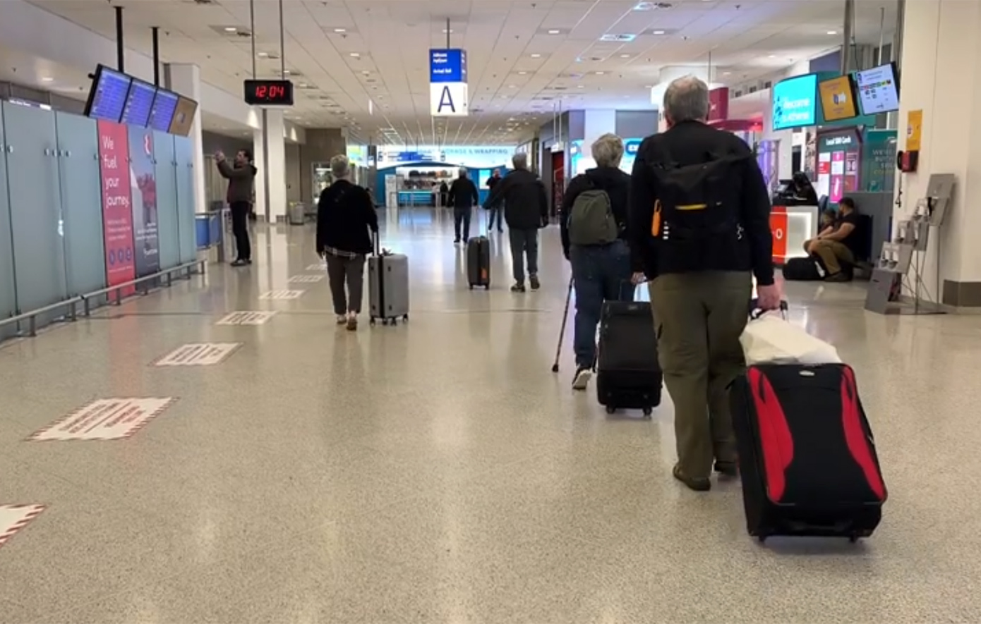 «Ακούγαμε σειρήνες, αεροπλάνα και μακρινές εκρήξεις» – Ανακουφισμένοι επιστρέφουν οι Έλληνες από την Εγγύς Ανατολή