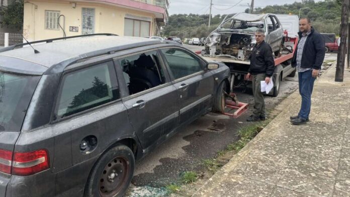 Καθαρισμός εγκαταλελειμμένων αυτοκινήτων από το Δήμο Σπάρτης