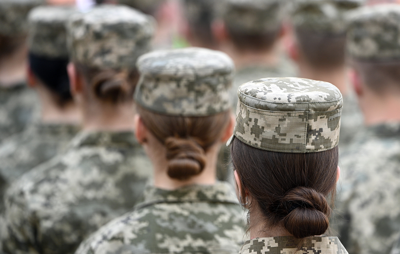 Πώς βλέπουν οι Ελληνίδες την εθελοντική στράτευση – «Έστειλα email, καθήκον μου να πάω», «δεν με αφορά ο Στρατός»