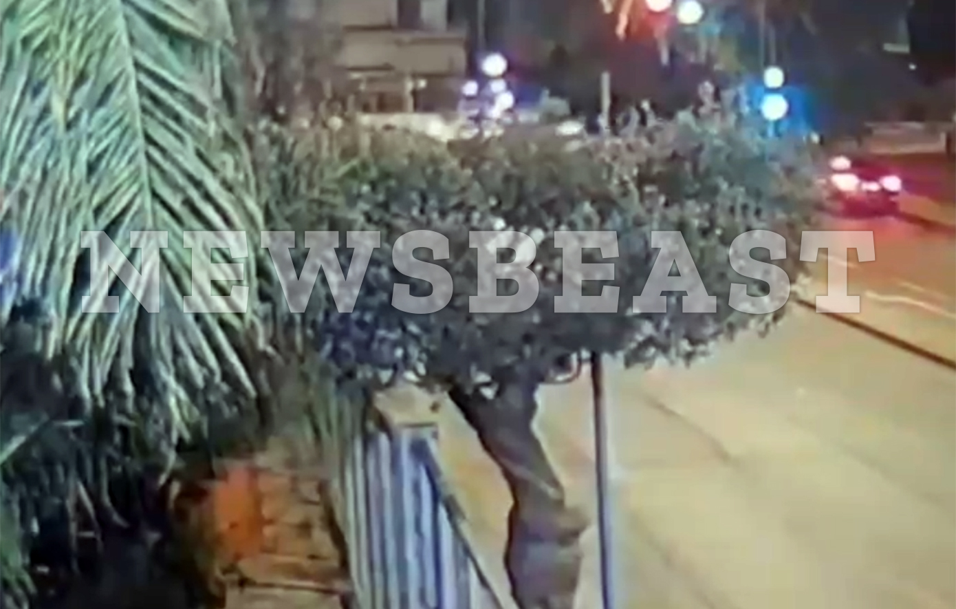 “Η τραγική στιγμή του φονικού τροχαίου στη Βούλα – Ο 24χρονος αγνόησε το κόκκινο και συγκρούστηκε με την 58χρονη οδηγό ταξί”