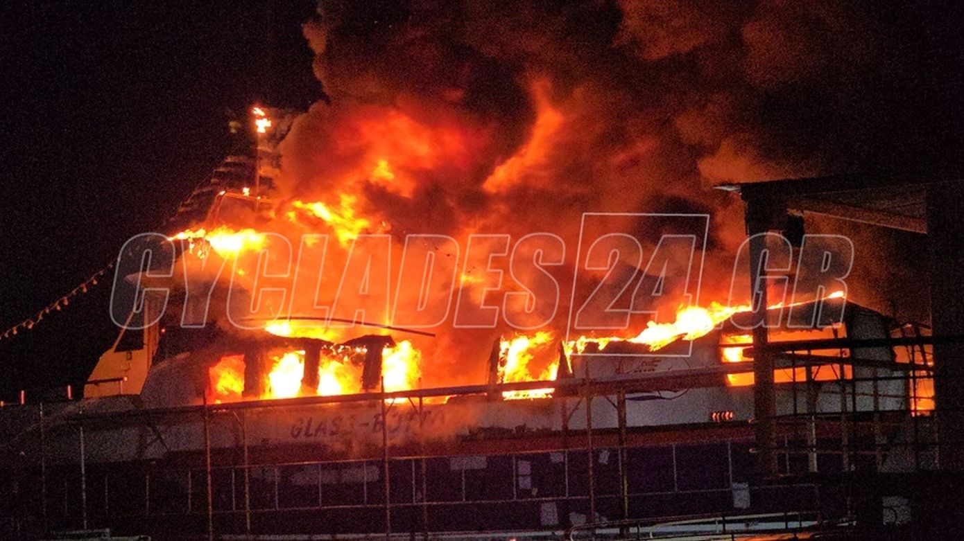 Πυρκαγιά σε σκάφη στη χερσαία περιοχή του λιμανιού Σύρου – Δείτε το βίντεο