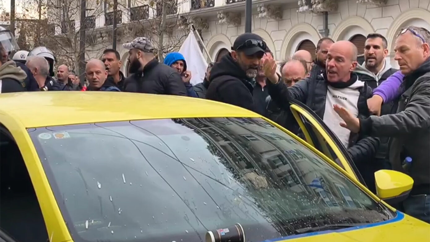 Οδηγοί ταξί επιχείρησαν να λιντσάρουν απεργοσπάστη στο Σύνταγμα: Παρέμβαση ΜΑΤ – Δείτε το βίντεο