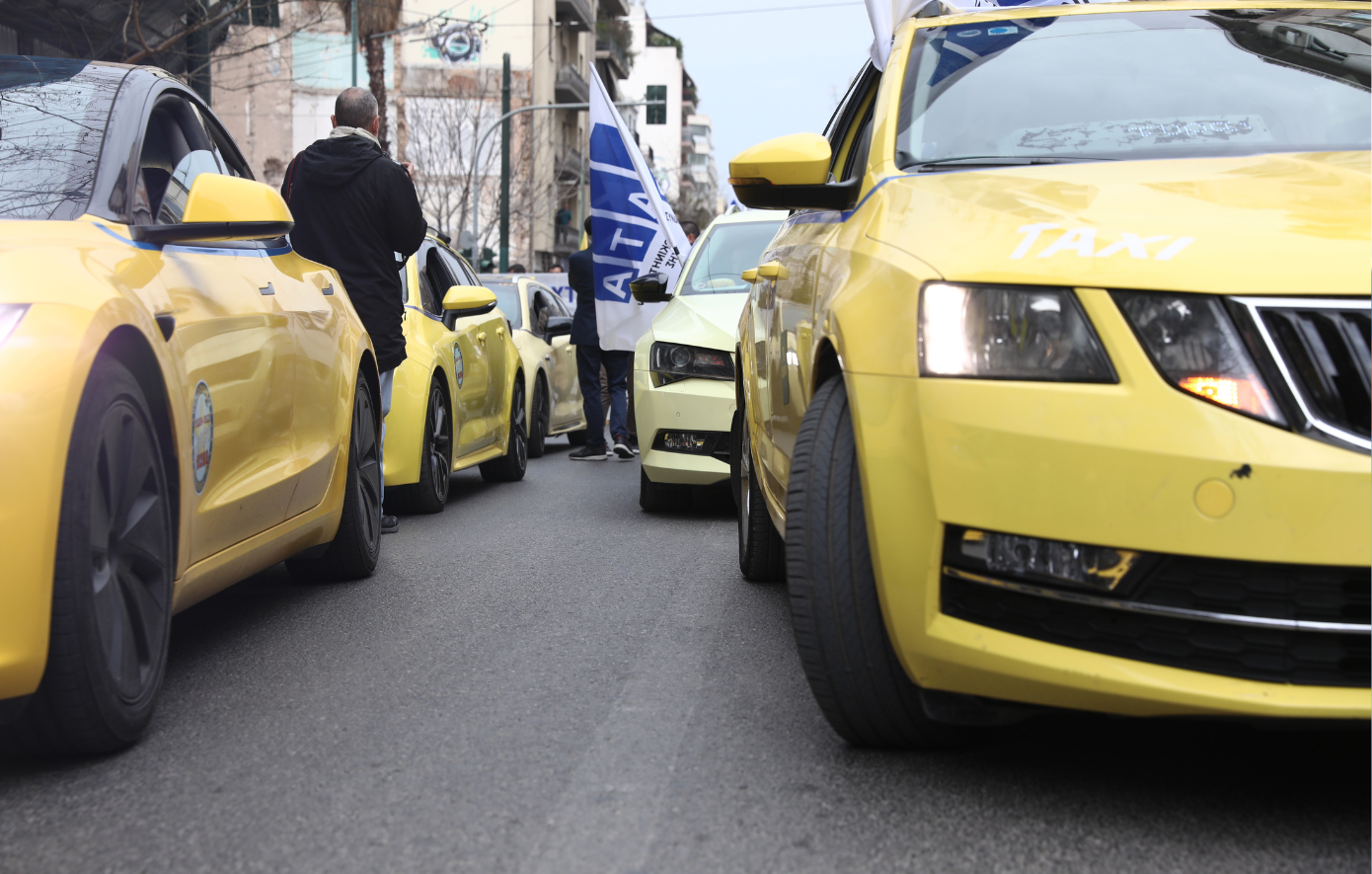 Ακινητοποιημένα τα ταξί πανελλαδικά τη Δευτέρα για 24 ώρες και διαδήλωση στη Βουλή