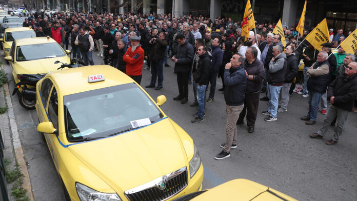 Συνεχίζεται η απεργία των ταξί, αποκλεισμένη η Μάρνης – «Δεν δεχόμαστε εχθρικές πολιτικές»