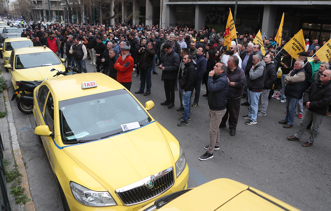 Συνεχίζεται η απεργία των ταξί, αποκλεισμένη η Μάρνης – «Δεν δεχόμαστε εχθρικές πολιτικές»