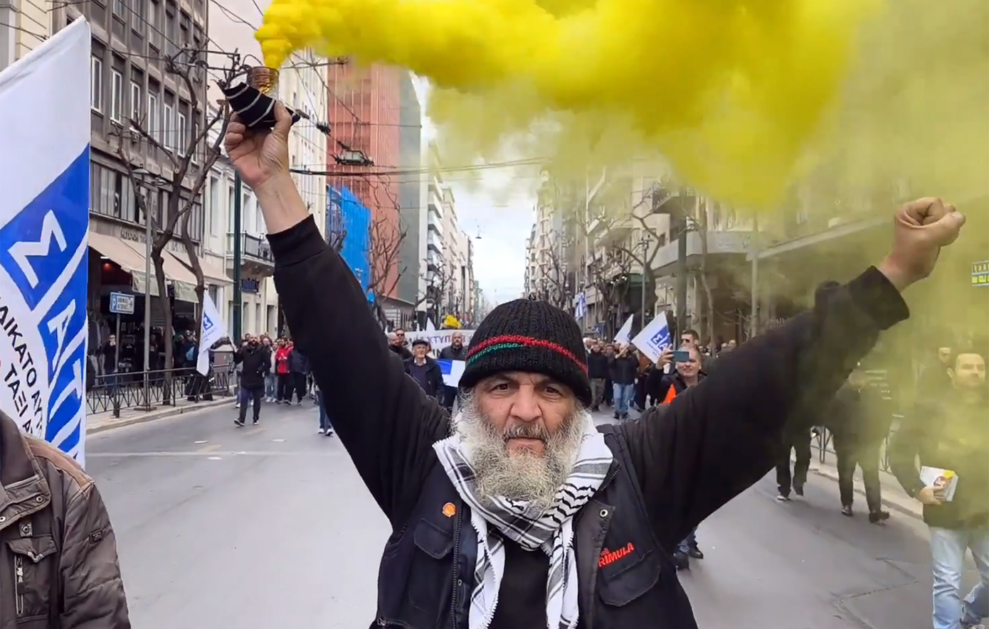 Ο άνδρας με το καπνογόνο στις διαδηλώσεις των ταξί – «Η κιτρινιάρα είναι κομμάτι της ζωής μου, ένα μαγαζί σε τέσσερις ρόδες»