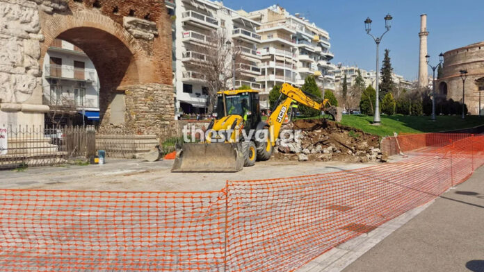 Καταρρέει ο τοίχος κοντά στην Καμάρα Θεσσαλονίκης – Καλυμμένος με γκράφιτι και αφίσες