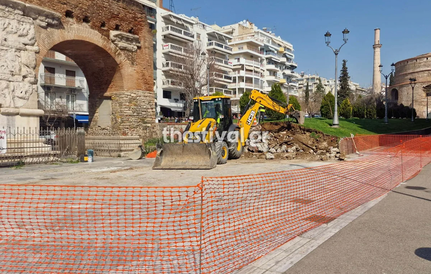 Καταρρέει ο τοίχος κοντά στην Καμάρα Θεσσαλονίκης – Καλυμμένος με γκράφιτι και αφίσες