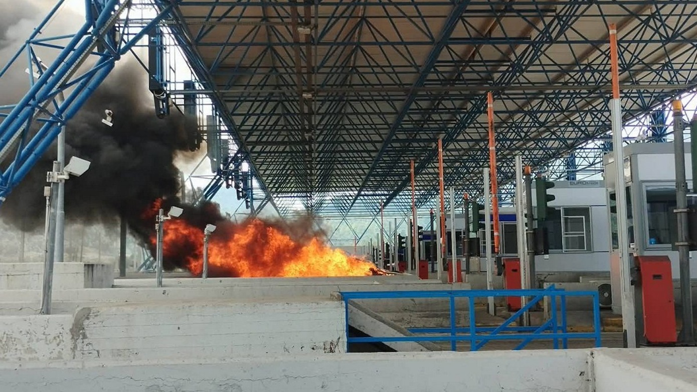 Όχημα τυλίχθηκε στις φλόγες στα διόδια της Τραγάνας – Δείτε εικόνες