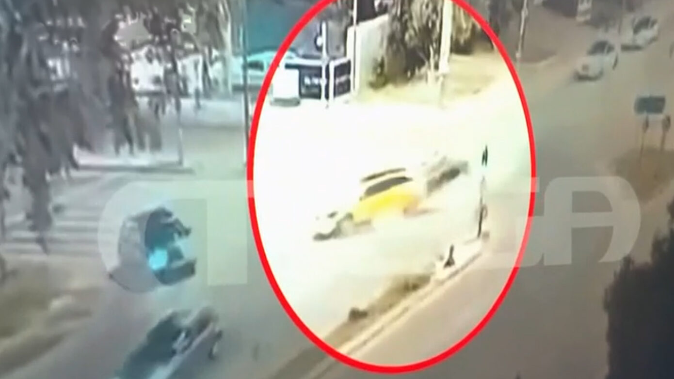 Συγκλονιστικό βίντεο από το τροχαίο στη Βούλα – Ο 24χρονος έπεσε με ιλιγγιώδη ταχύτητα στο ταξί