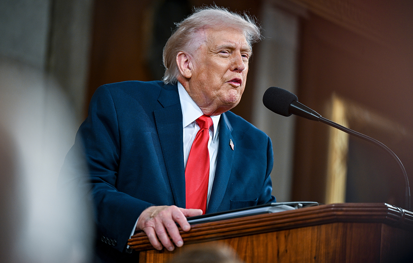 Ο Τραμπ θα χαλαρώσει κάποιες κυρώσεις στο πετρέλαιο «για να πέσουν οι τιμές»