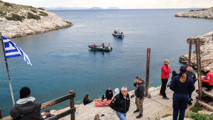 Το Σάββατο η ανάσυρση της σορού του δύτη από τα Λιμανάκια Βουλιαγμένης – Η καταγραφή του θανάτου και το θρυλικό «πηγάδι του διαβόλου»