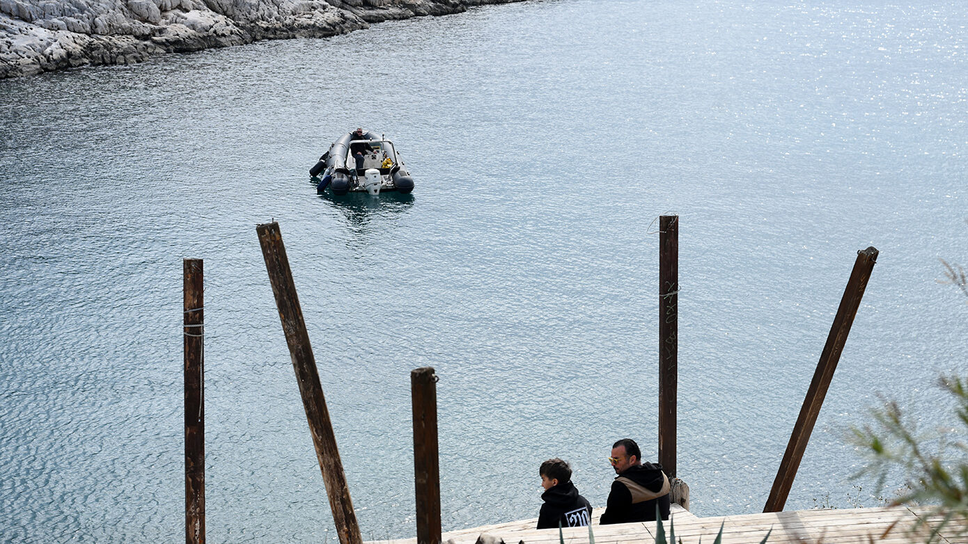 Αποκαλύψεις για την τραγωδία στα Λιμανάκια Βουλιαγμένης – Εγκλωβισμένος στο «πηγάδι του διαβόλου» εντοπίστηκε ο 34χρονος δύτης