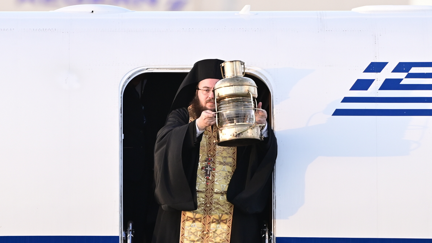 Πώς το Άγιο Φως θα φτάσει φέτος στην Ελλάδα – Τέσσερα πιθανά σενάρια