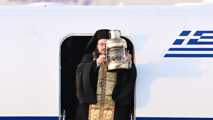 Πώς το Άγιο Φως θα φτάσει φέτος στην Ελλάδα – Τέσσερα πιθανά σενάρια