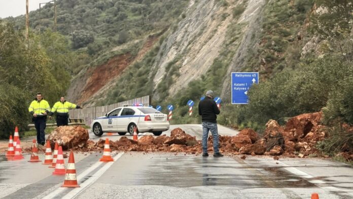 Χανιά: Κατολισθήσεις λόγω σφοδρής βροχόπτωσης – Δυσκολίες στον ΒΟΑΚ