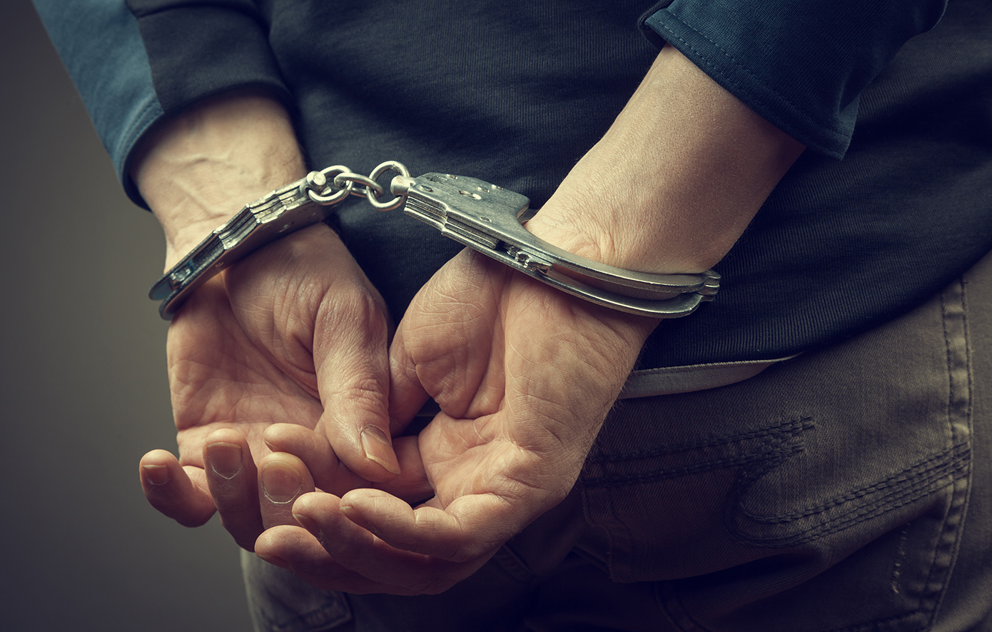 Όπλο, πυρομαχικά και αλεξίσφαιρο γιλέκο με σήματα της ΕΛ.ΑΣ εντοπίστηκαν στο σπίτι 49χρονου