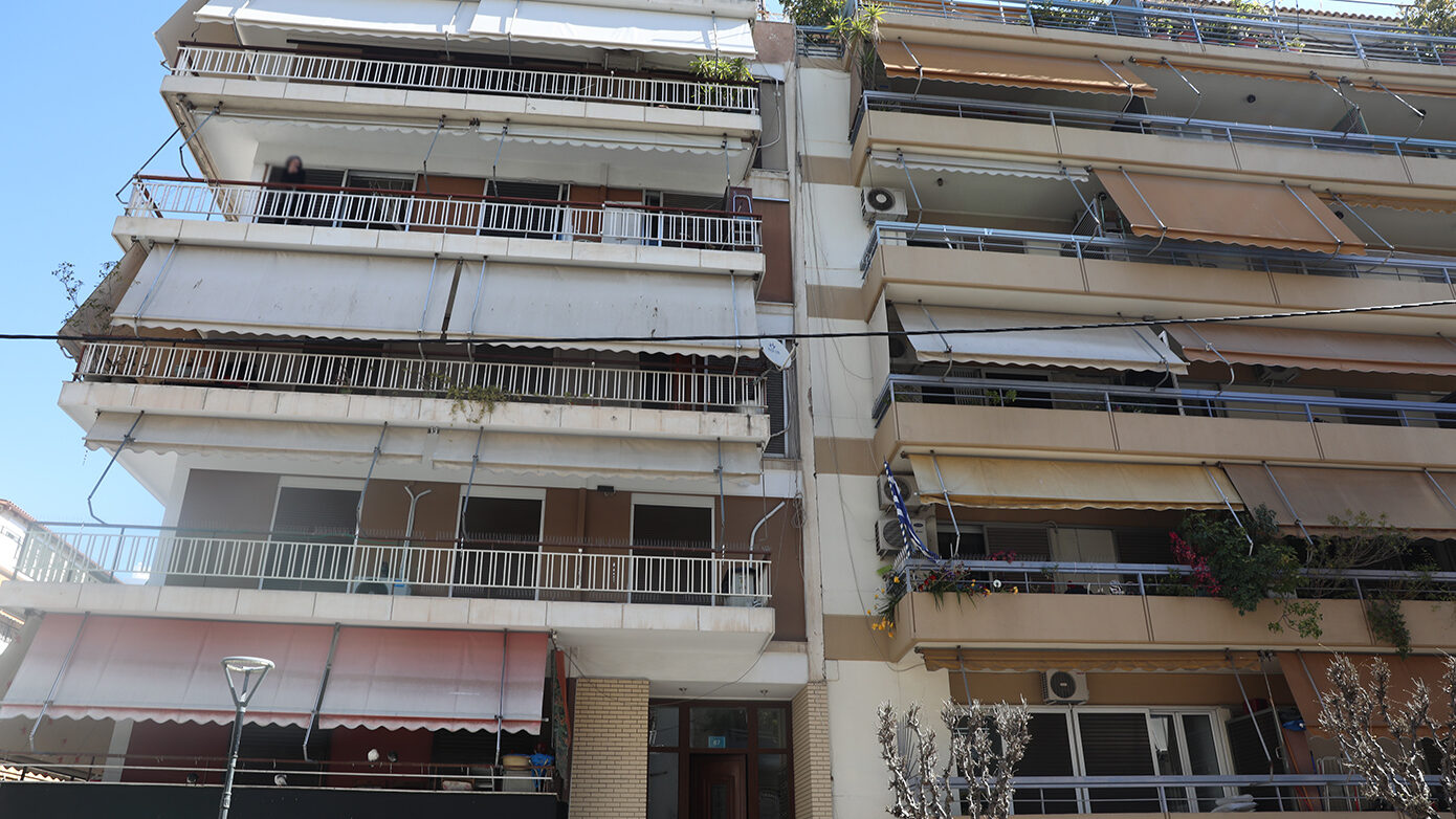 Αφηγήσεις για το δράμα στου Ζωγράφου: «Είχαμε να τις δούμε 1,5 μήνα, η μυρωδιά ήταν έντονη» – Η πόρτα ήταν κλεισμένη με στόκο