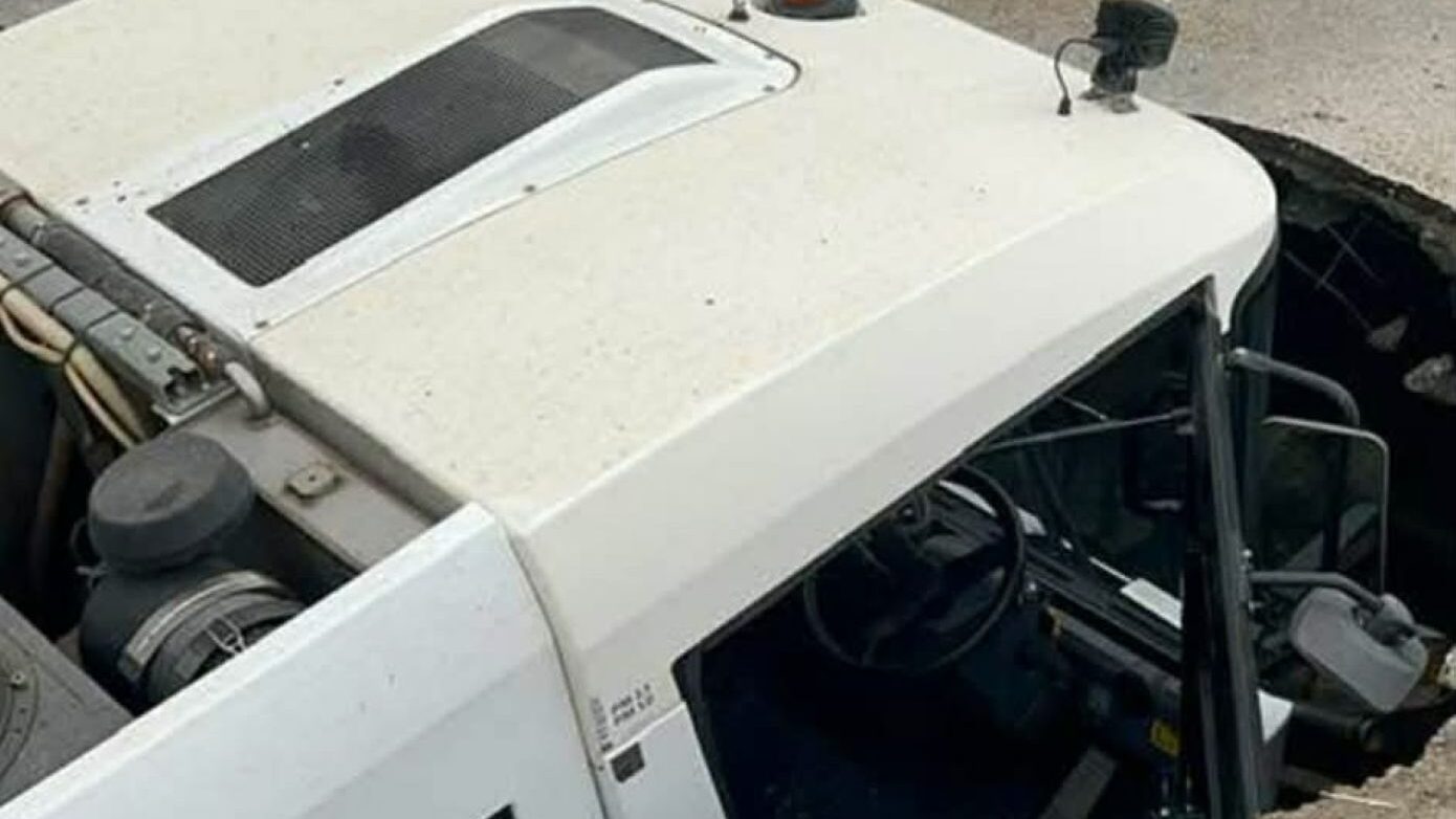 Δρόμος «κατάπιε» μηχάνημα καθαρισμού στα Γιάννενα