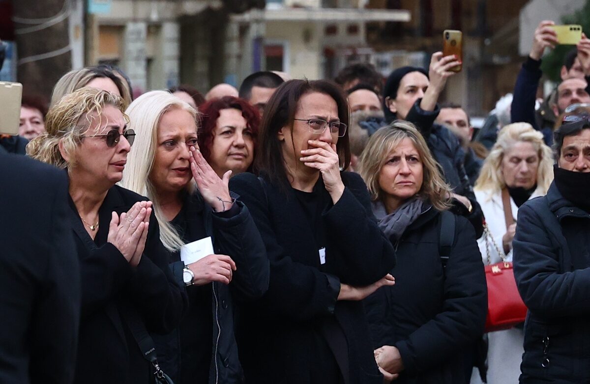 Η Ελλάδα αποχαιρετά τη Μαρινέλλα: «Πρώτη φορά παρευρίσκομαι σε λαϊκό προσκύνημα» – Πλήθος κόσμου στη Μητρόπολη