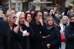 Η Ελλάδα αποχαιρετά τη Μαρινέλλα: «Πρώτη φορά παρευρίσκομαι σε λαϊκό προσκύνημα» – Πλήθος κόσμου στη Μητρόπολη