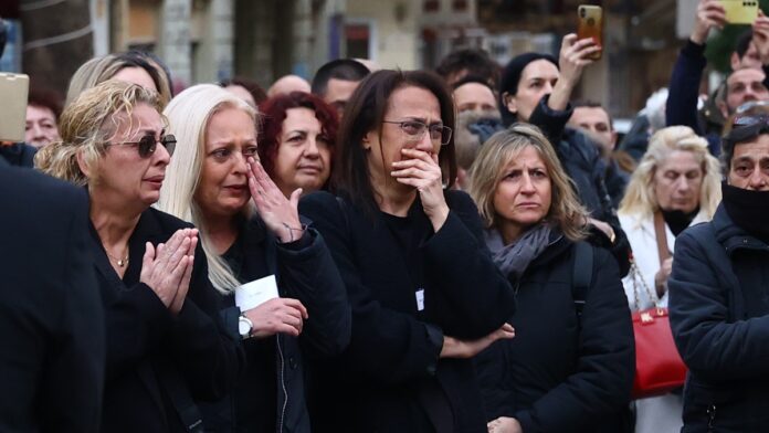 Η Ελλάδα αποχαιρετά τη Μαρινέλλα: «Πρώτη φορά παρευρίσκομαι σε λαϊκό προσκύνημα» – Πλήθος κόσμου στη Μητρόπολη