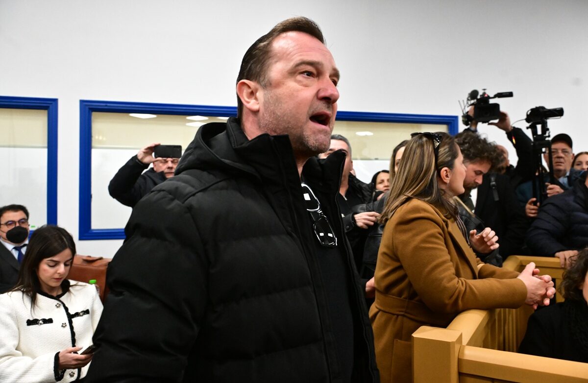 Οργισμένος ο Νίκος Πλακιάς με τον δικηγόρο του σταθμάρχη: Δεν ντρέπεσαι, πρόσεχε μην σε πιάσω κι εσένα…