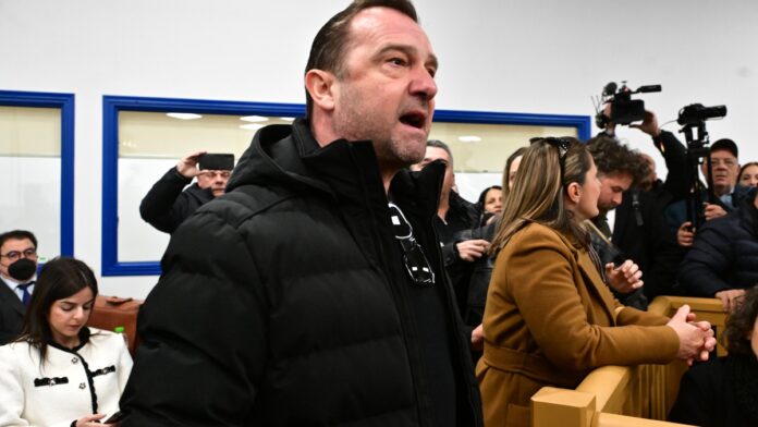 Οργισμένος ο Νίκος Πλακιάς με τον δικηγόρο του σταθμάρχη: Δεν ντρέπεσαι, πρόσεχε μην σε πιάσω κι εσένα…