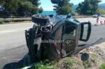 Όχημα ανατράπηκε μετά από σύγκρουση με άλλο ΙΧ στην παραλία του Αγίου Κωνσταντίνου – Χωρίς σοβαρούς τραυματισμούς