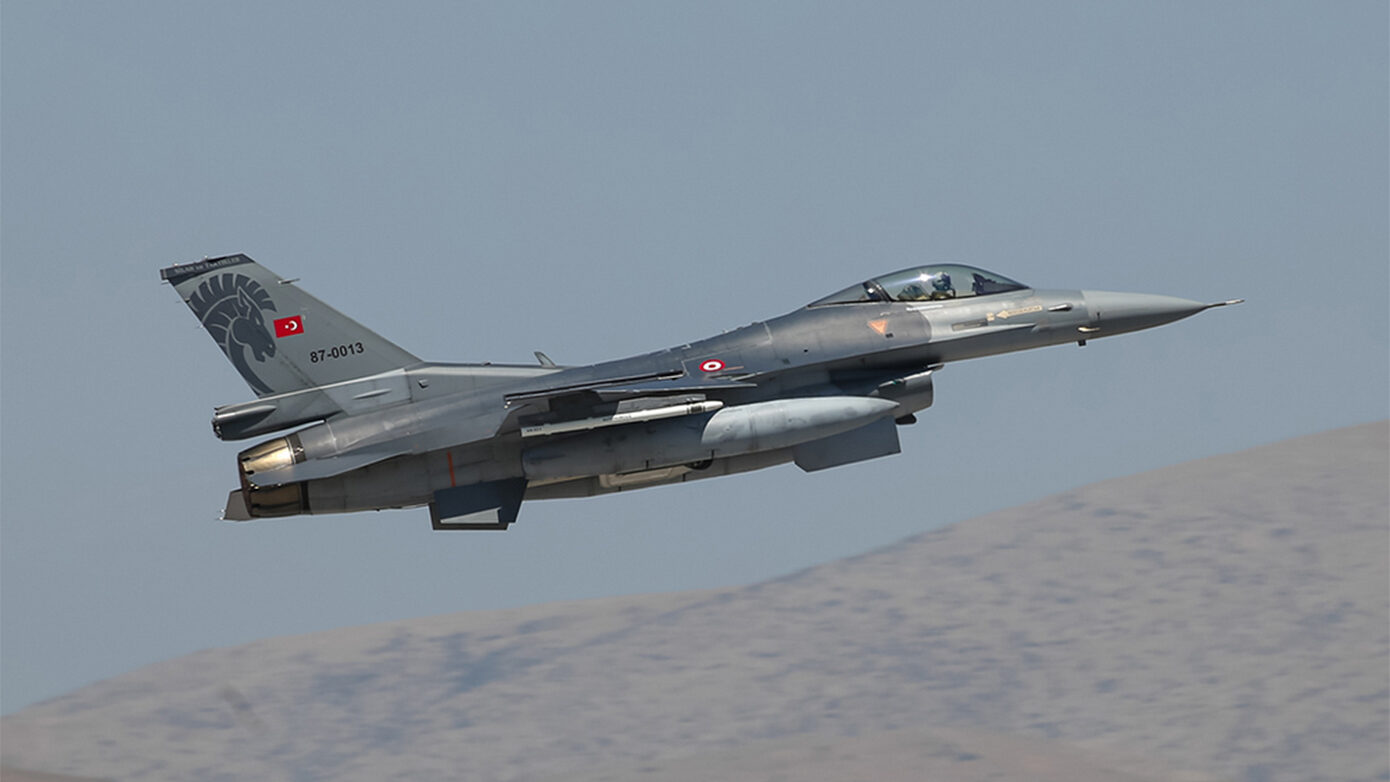 Οπλισμένα τουρκικά F-16 «οργώνουν» το Αιγαίο με καταιγισμό παραβιάσεων – Συναγερμός στην ελληνική αεράμυνα