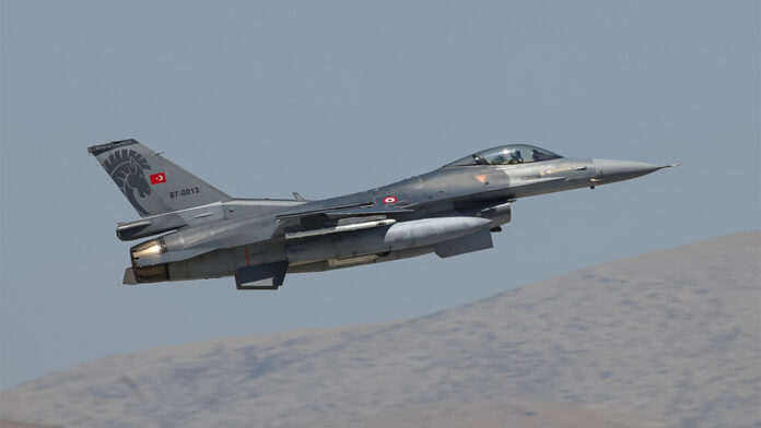 Οπλισμένα τουρκικά F-16 «οργώνουν» το Αιγαίο με καταιγισμό παραβιάσεων – Συναγερμός στην ελληνική αεράμυνα