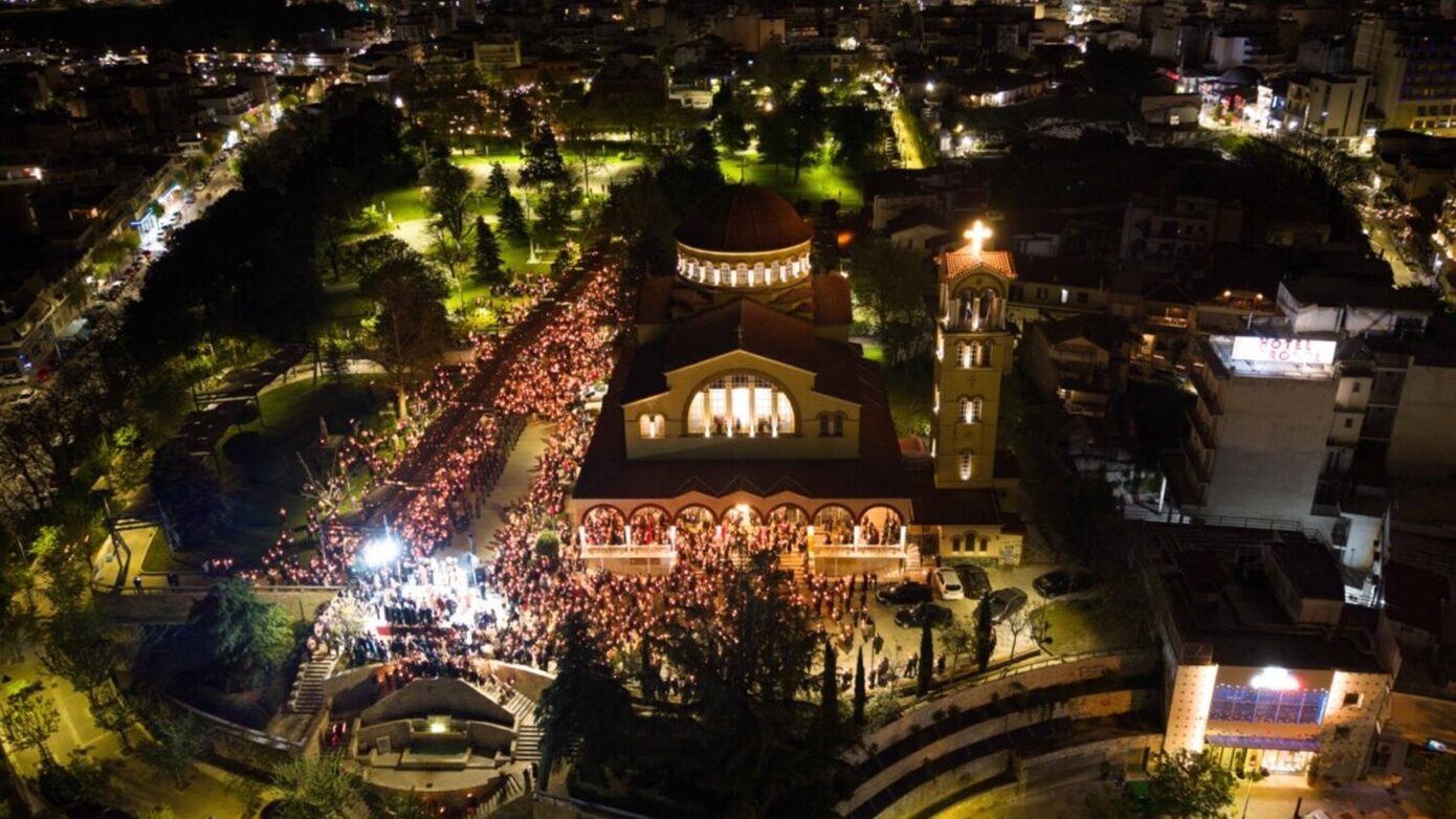 Σπάνιες εικόνες από τη Λάρισα: Μαγευτική ατμόσφαιρα το βράδυ της Ανάστασης – Εναέριο βίντεο