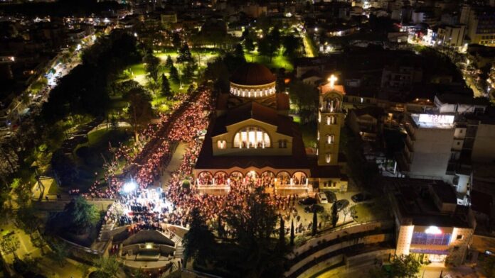 Σπάνιες εικόνες από τη Λάρισα: Μαγευτική ατμόσφαιρα το βράδυ της Ανάστασης – Εναέριο βίντεο