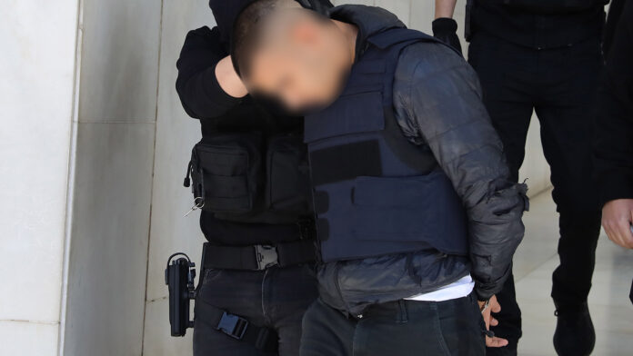Φόνος 27χρονου στον Άγιο Δημήτριο: «Δεν είχε πρόθεση να σκοτώσει, το μαχαίρι ήταν για αυτοάμυνα», δηλώνει ο δικηγόρος του 20χρονου